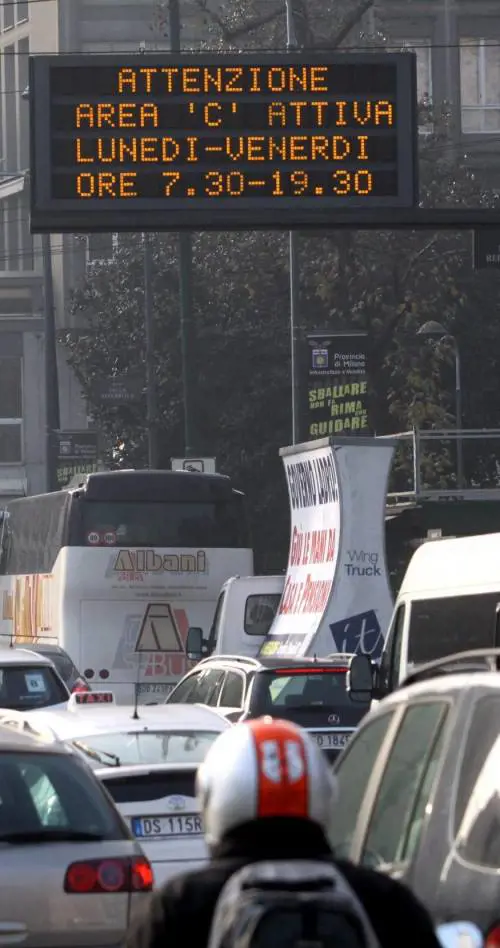 Sulla circonvallazione è caos: corsa al parcheggio selvaggio