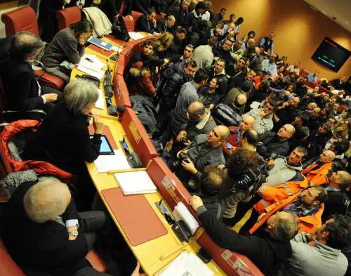 Gli autisti dellAmt prendono in ostaggio politici e genovesi