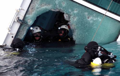 Nel relitto cinque cadaveri Per trovare i dispersi  ultimo giorno di speranza