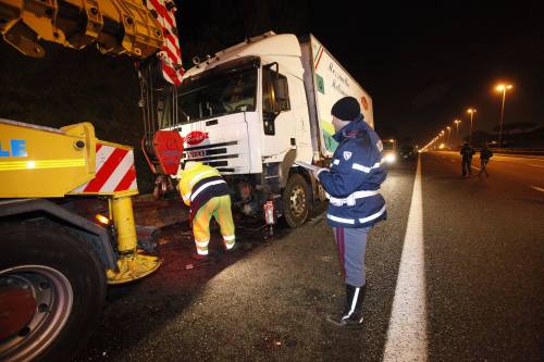 Roma, strage sul Raccordo: morti cinque ventenni travolti da un camion frigo