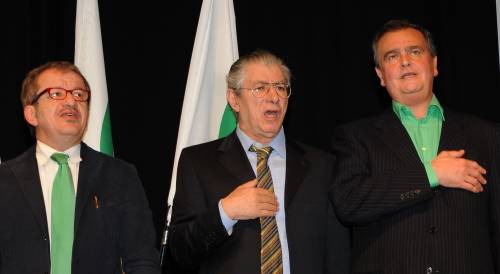 Ecco la pax leghista:  Bossi ruba il palco a Maroni