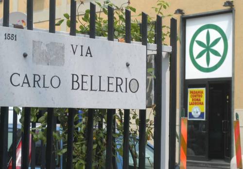 Il Senatùr in privato lo processa: "Fa come Fini"