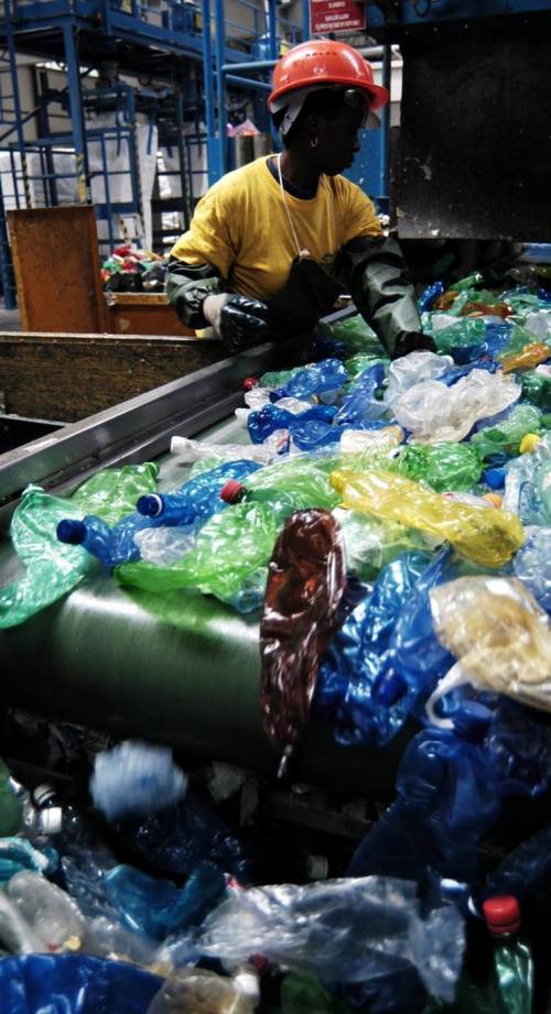 «Risparmiati 76 milioni solo con la plastica delle bottiglie d’acqua»