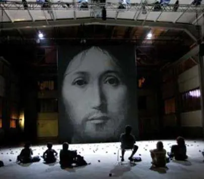 Il viso di Cristo tra gli escrementi Boeri difende il regista blasfemo e parla di complotto antisemita