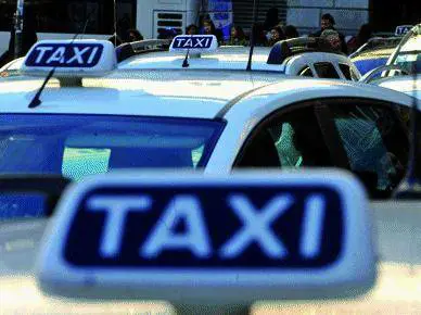 I tassisti sospendono la protesta, la città torna a respirare