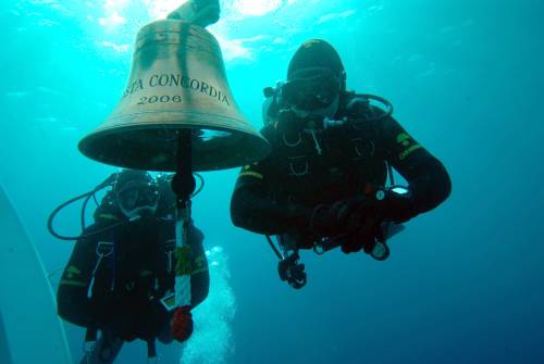 Giallo della Concordia: donne, vino o bravata? Ora il relitto si sposta