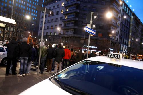 Tensione a Milano: tassista aggredito e derubato