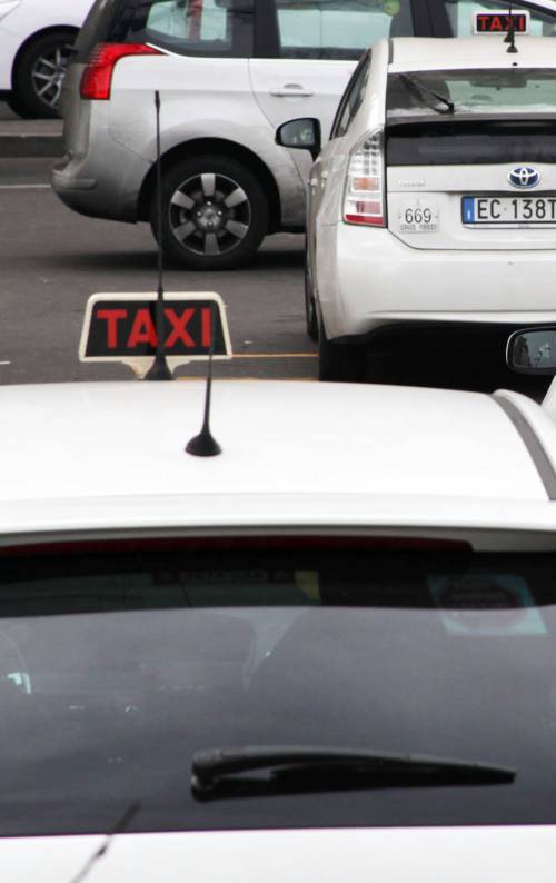 VIDEO / "Ma quale lobby! Tanto lavoro e pochi soldi" Una giornata da tassista
