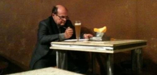 Bersani solo al pub è l’icona della paralisi Pd