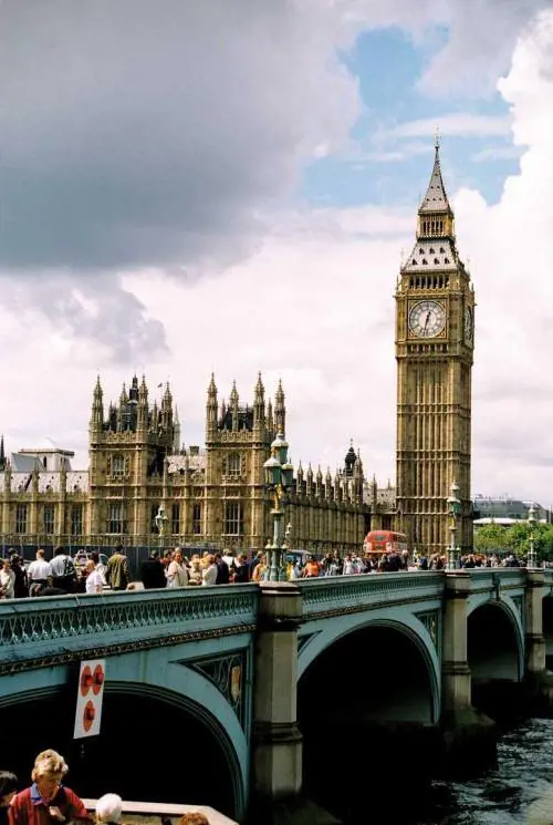 Dal Big Ben al kilt: l’Inghilterra va in saldo