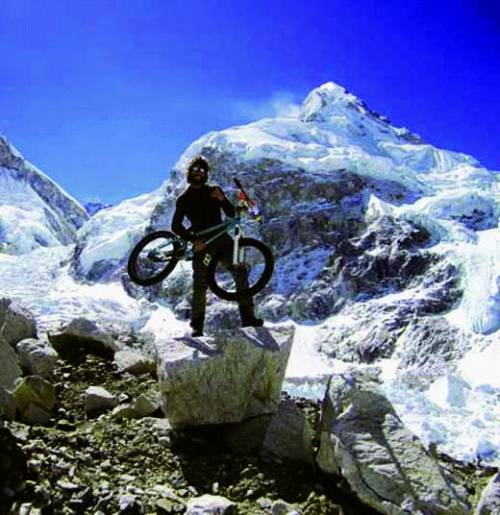 Brumotti in bici dalla Lanterna al Nepal per salire in cima al «Tetto del mondo»