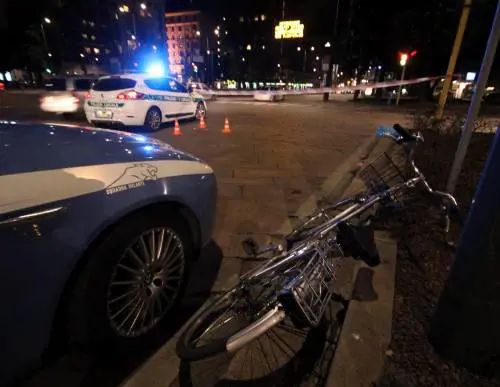 Trascinata per metri da due uomini a bordo di uno scooter