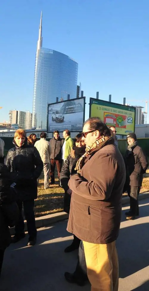 La gente scende in strada, si svuotano gli uffici