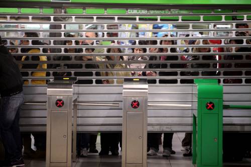 Trasporti, venerdì nero: fermi treni, aerei e bus