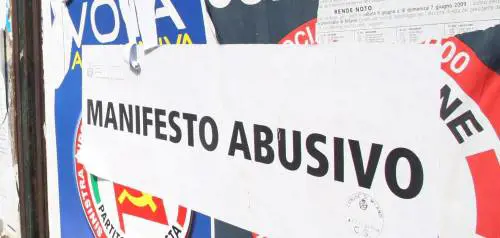 Doppia beffa sui manifesti abusivi: i partiti s’indignano ma non pagano
