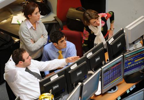 Lo spread corre ancora Borse europee caute in attesa del vertice