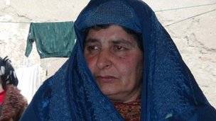Partorisce la terza bimba: donna afghana strangolata