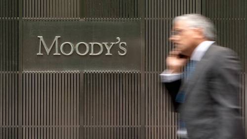 Moody's lancia l'allarme:  il decreto di Monti riduce redditi e lavoro