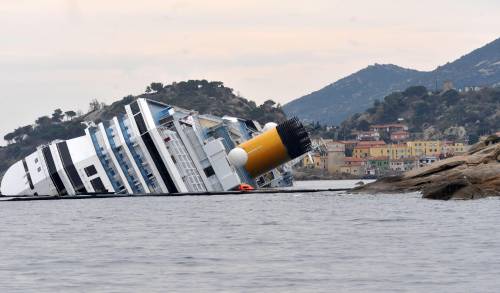 I sub si arrendono: sul Concordia 33 morti