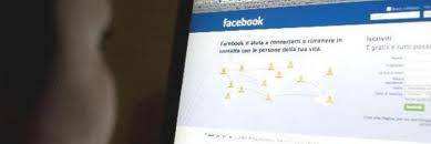 Giochi erotici su Facebook, lui la scopre e lei lo picchia