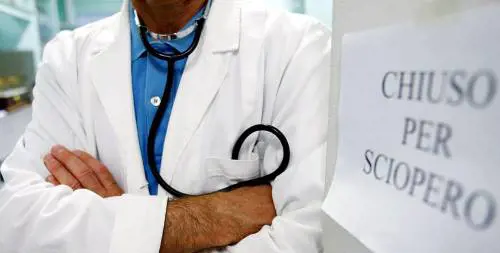 Sciopero, ora tocca ai medici Si fermano studi e ambulatori