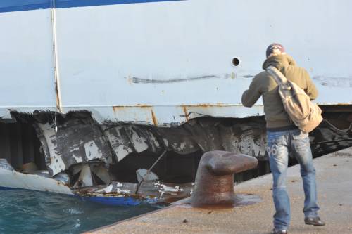 Civitavecchia, un traghetto finisce contro la banchina