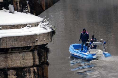 Lancia il figlio nel Tevere In manette un pregiudicato Sospese le ricerche