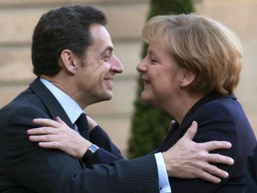 Merkel-Sarkozy: "Grecia resti dentro l'Eurozona"