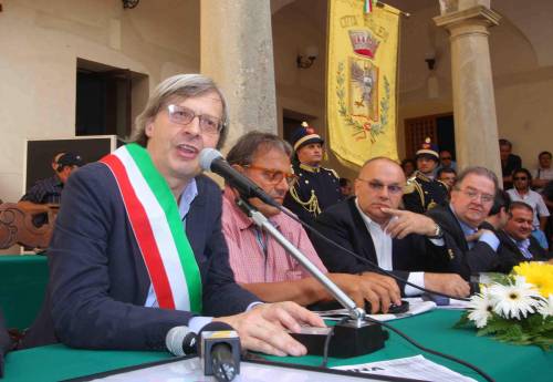 Sgarbi non è più sindaco: "In Sicilia sono in pericolo" Ecco perché si è dimesso