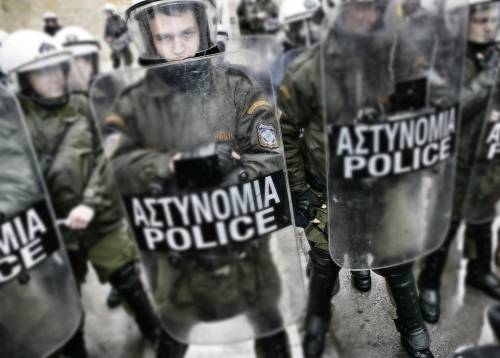Grecia, il governo a pezzi Scontri con i manifestanti
