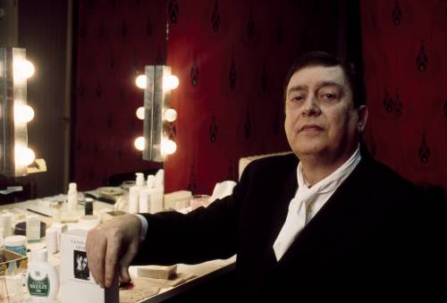 Il geniale "disprezzatore" Elogio (critico) di un poeta giocoliere