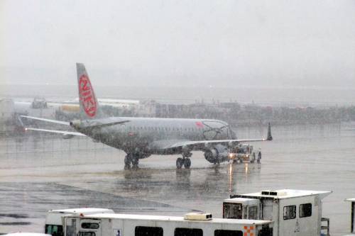 Neve sull'Italia, Marche e Abruzzo nel caos Paralisi Fiumicino: cancellato un volo su due