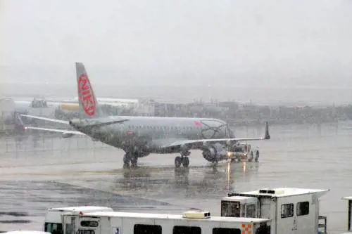 Neve sull'Italia, Marche e Abruzzo nel caos Paralisi Fiumicino: cancellato un volo su due