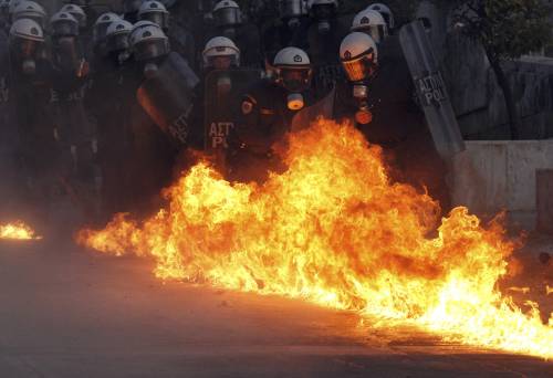 Grecia, il parlamento dice sì al piano anticrisi Furia black bloc: molotov e palazzi in fiamme