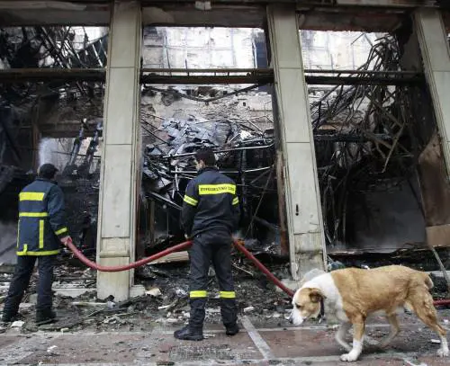 Atene verso il voto anticipato  ma ora Bruxelles vuole garanzie