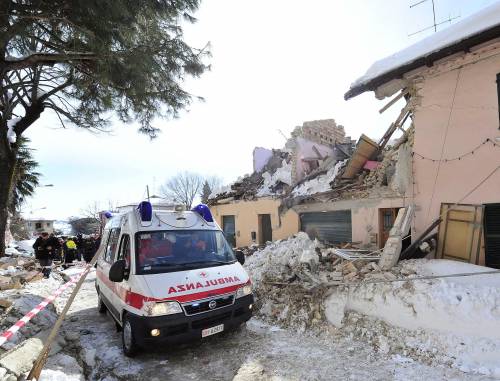 Crolla casa nel Pesarese Morto padre di famiglia Estratte vive 3 persone