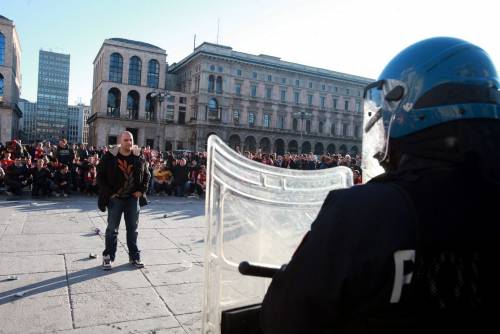 Milano, la polizia carica i supporters dell'Arsenal