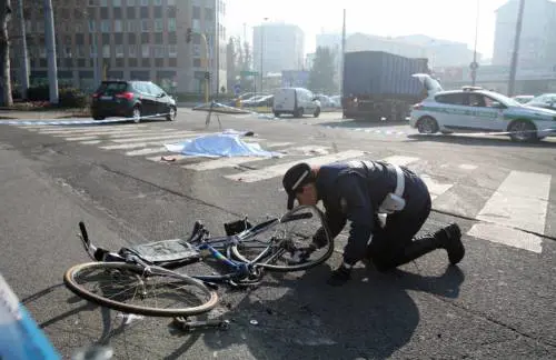 Un altro ciclista schiacciato da un camion