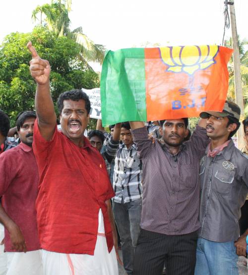 I politici alimentano l’odio anti italiano: la posta in gioco è il governo del Kerala