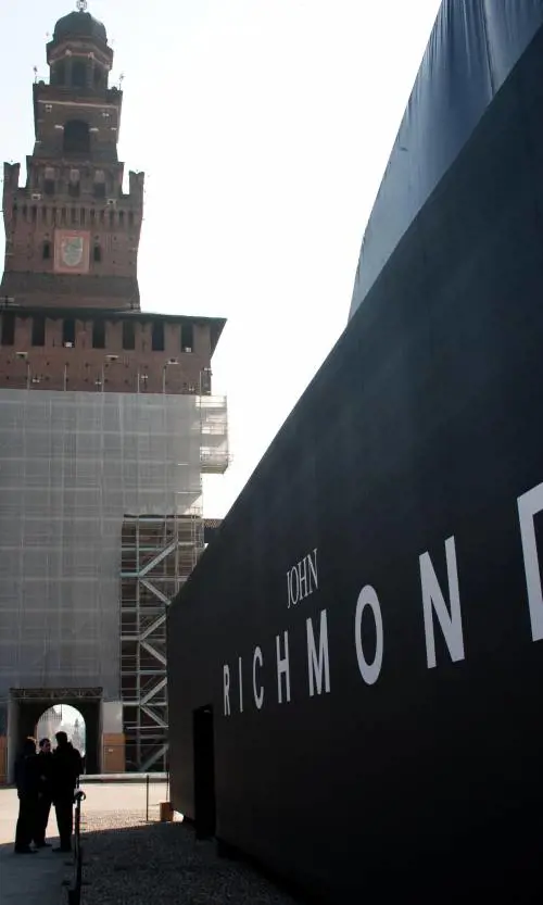 NON SOLO SFILATE  In piazza Liberty spettacoli e incontri  alla «Fashion house»