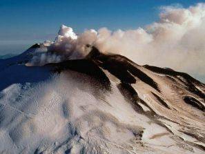 Etna, 25 turisti isolati  Da martedì bloccati dentro ad un rifugio