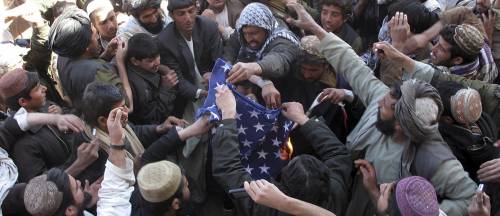 Afghanistan, due soldati Usa  uccisi per il rogo del Corano Obama chiede scusa a Karzai