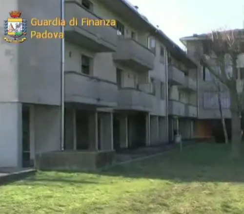 Nella casa popolare  con il bolide in garage