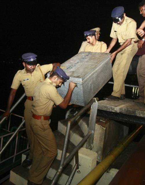 India, il caso dei due marò Sequestrate 4 casse di armi per fare gli esami balistici
