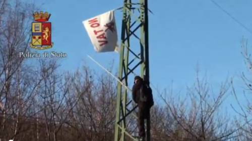 Follia di Perino alla Zanzara: "L'ha buttato giù la polizia Siete delle iene, delle m..."