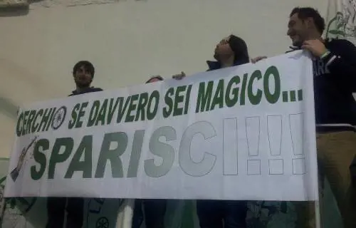 La Lega si fa la guerra  a colpi di striscioni