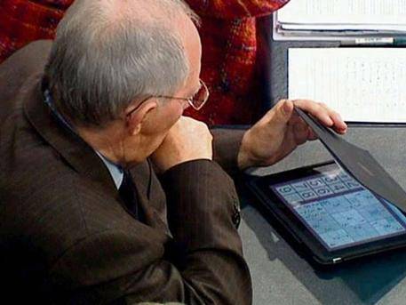 Berlino vota sulla Grecia Il ministro delle Finanze gioca a sudoku sull'iPad