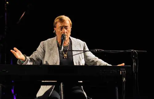 Accuse e rinunce Non si salva neppure la festa di Dalla