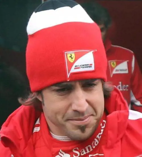 Mezzo sorriso Ferrari, Alonso simula un Gp