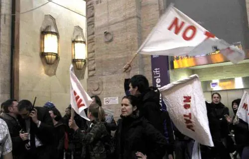 Pisapia offende i poliziotti? È il richiamo degli estremisti